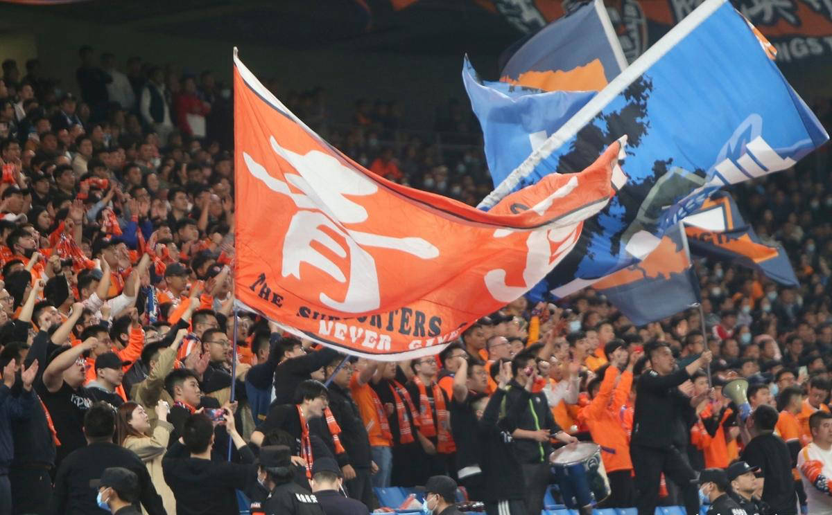 关于足球强队争霸赛事激动人心，胜负艰难预测的信息