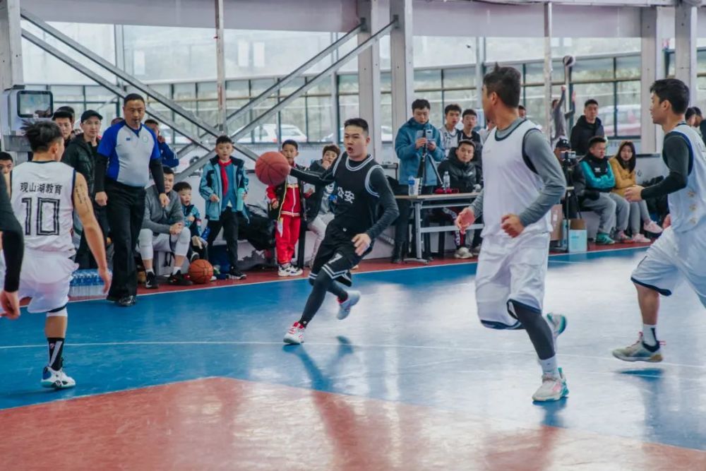 国内联赛激情澎湃，球员斗志昂扬力争胜利的简单介绍