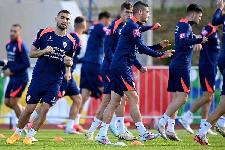 包含塞尔维亚备战欧洲预选赛实力雄厚出征的词条