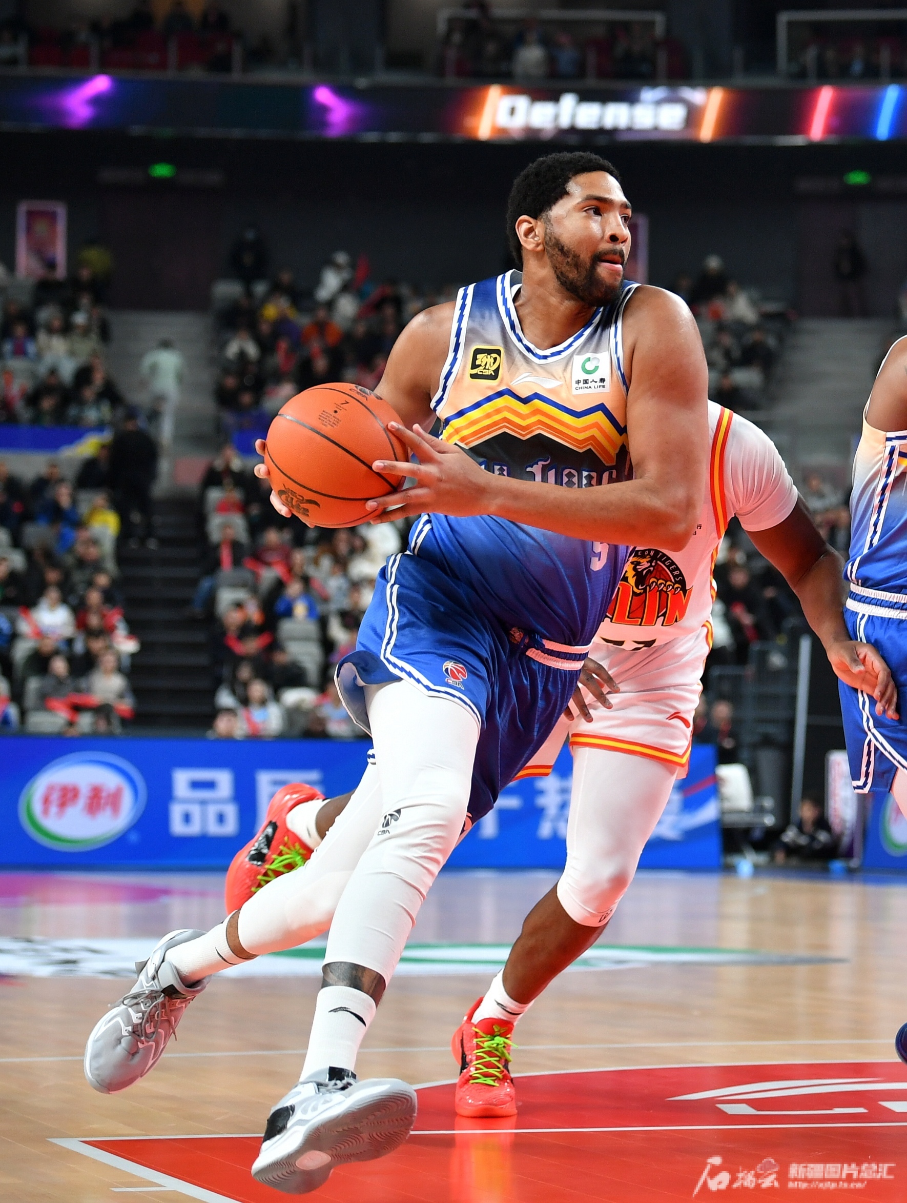 新疆男篮赢得关键比赛，晋级季后赛