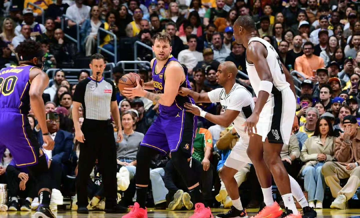 湖人战胜马刺，詹姆斯和戴维斯各自砍下25+率队取胜的简单介绍