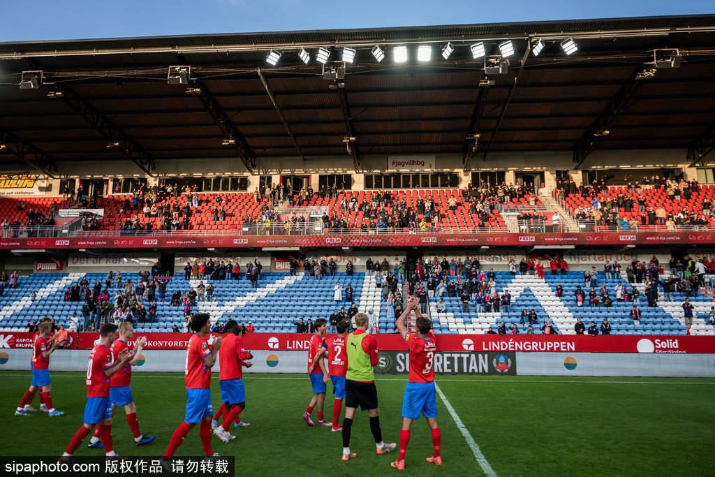 开云体育在线-足球场上，球员们竞争激烈