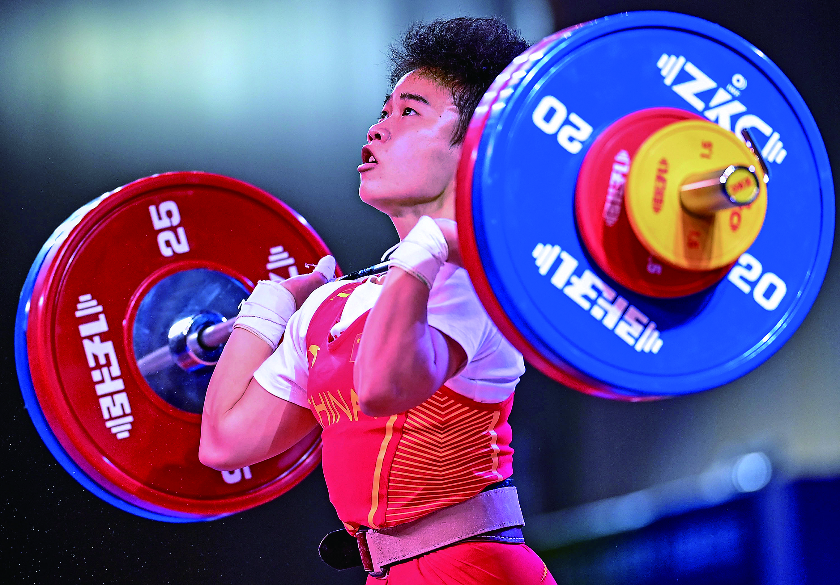 举重项目惊险比拼，选手夺取金牌的喜悦的简单介绍