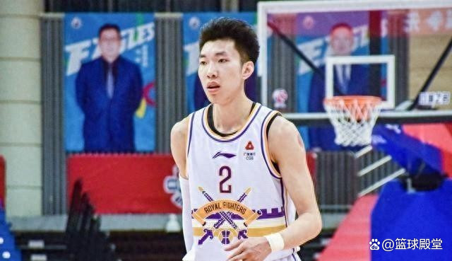 一位老将球员在关键时刻挺身而出