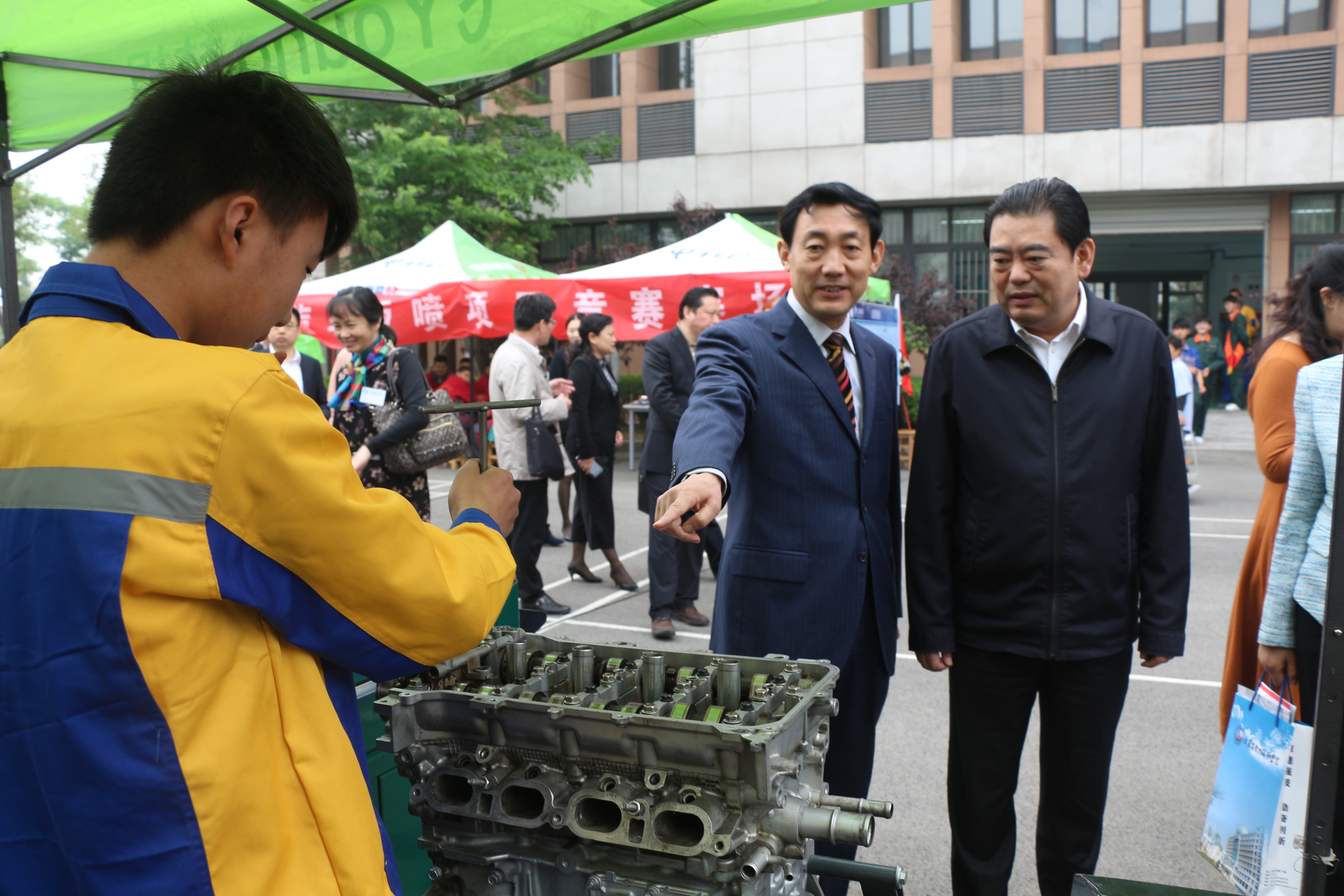 精湛技艺赛场展现，守望冠军奖杯的简单介绍
