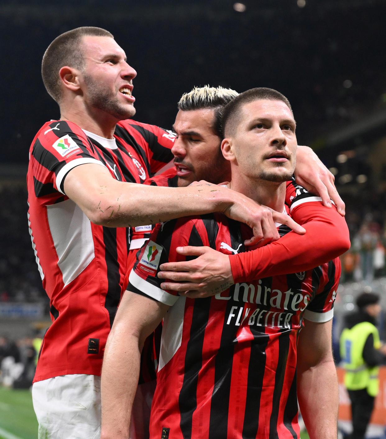 包含轻松取胜：AC米兰轻松胜出晋级的词条