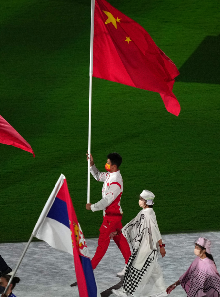 赛场紧张刺激，球员全力以赴拼搏