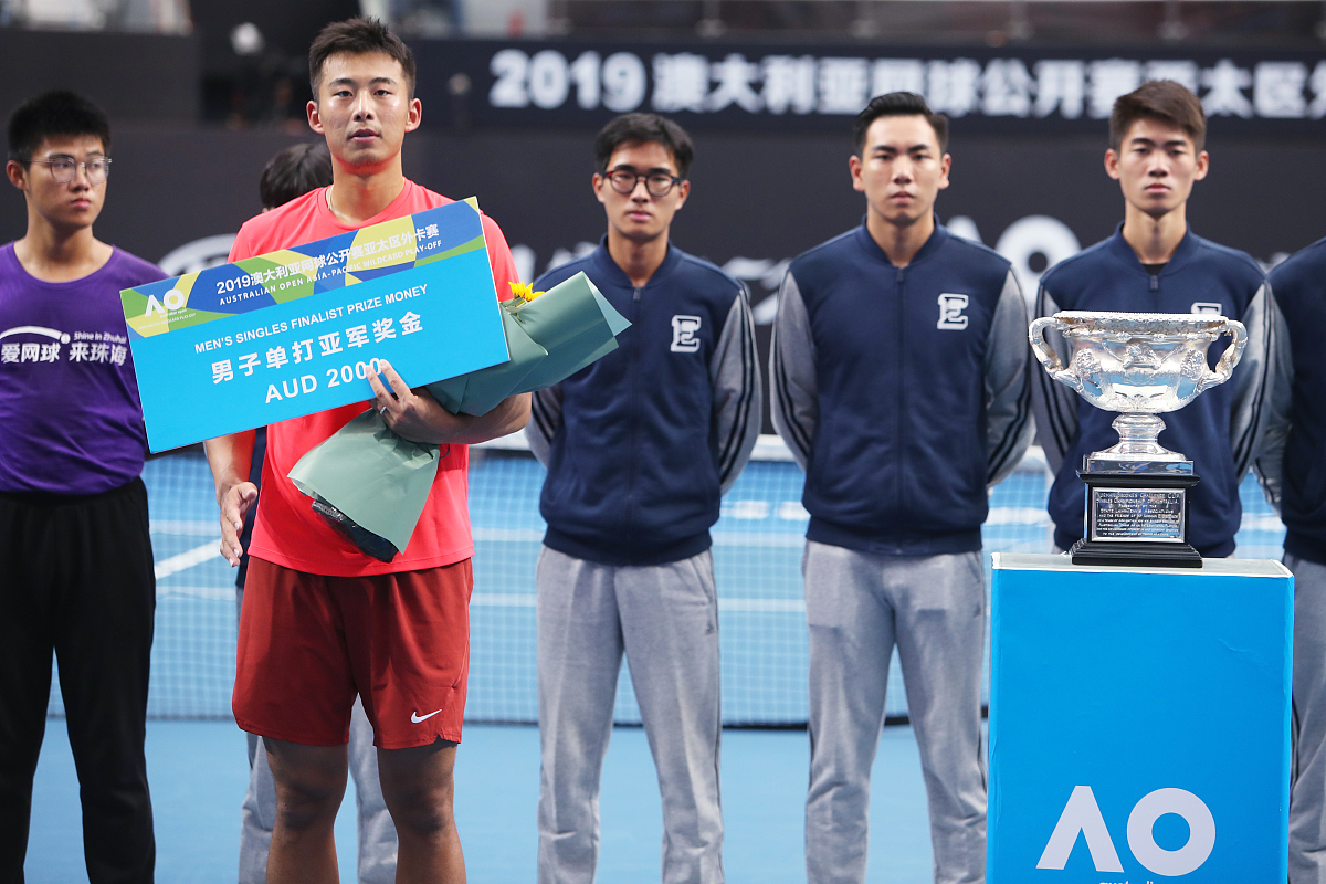 韩国击剑运动员夺冠,喜添金牌 韩国击剑运动员夺冠,喜添金牌