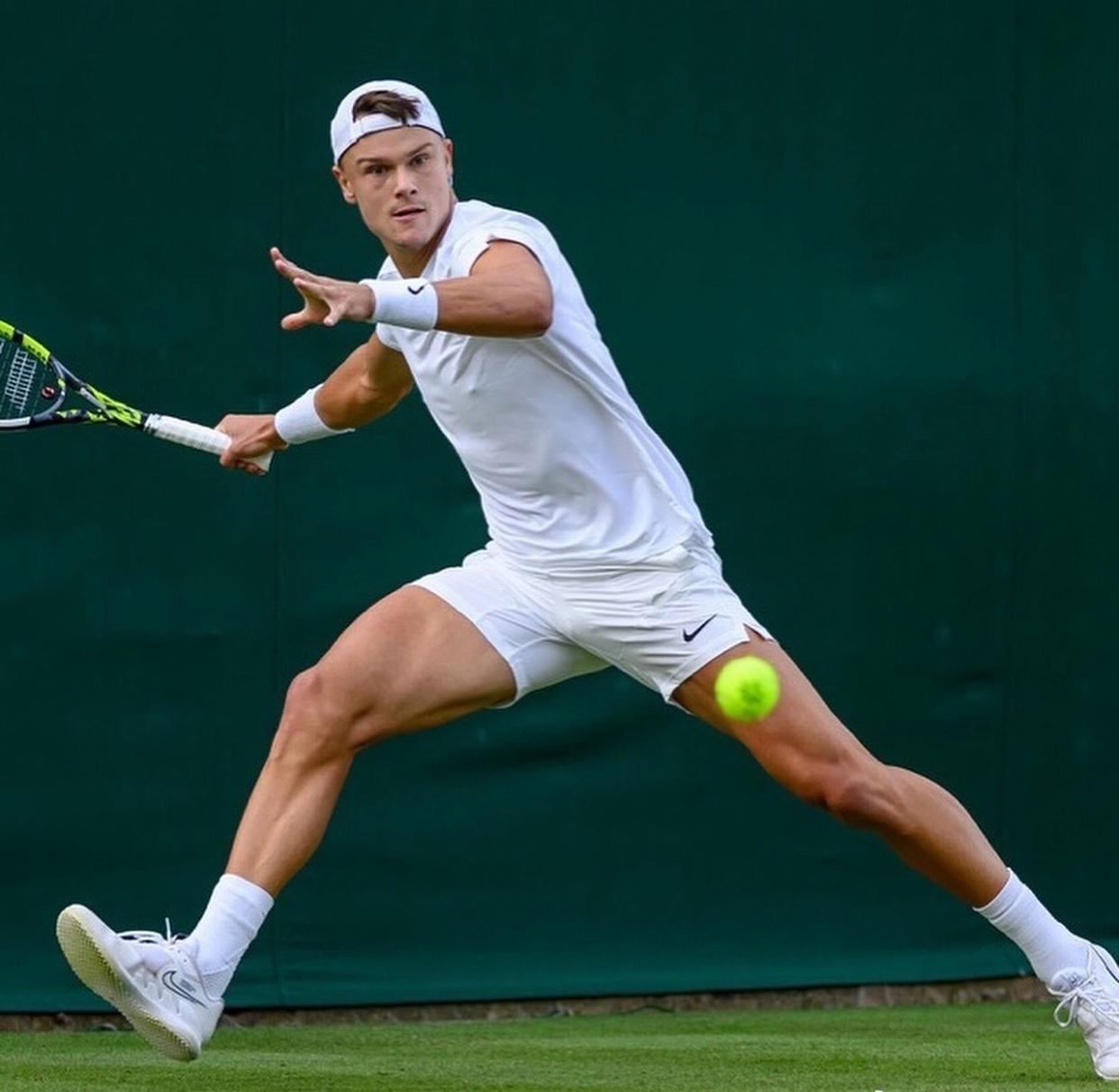 开云体育在线-网球项目：西班牙选手逆转胜利