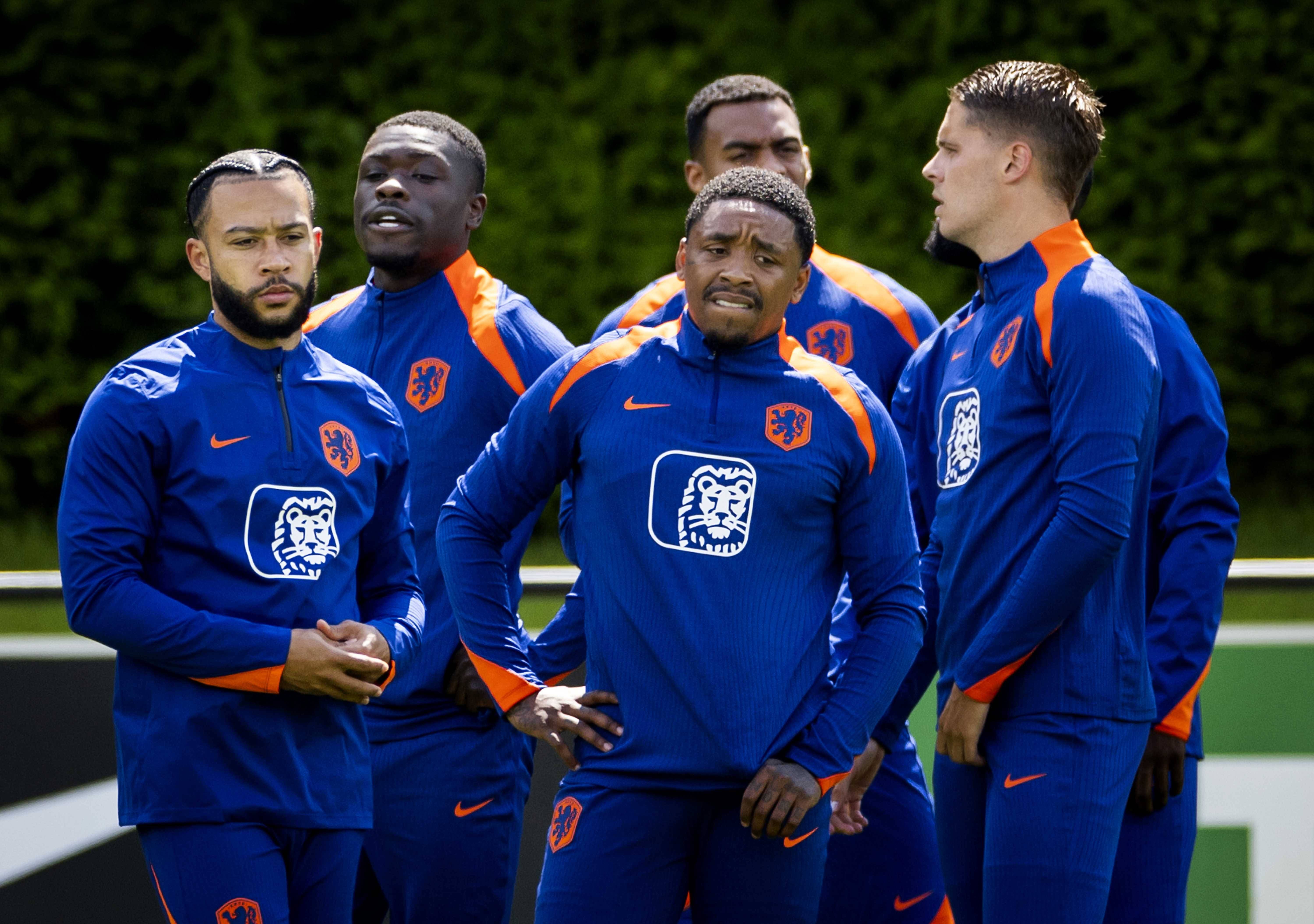 包含荷兰队在离开赛场前，再次掀起热烈战火的词条