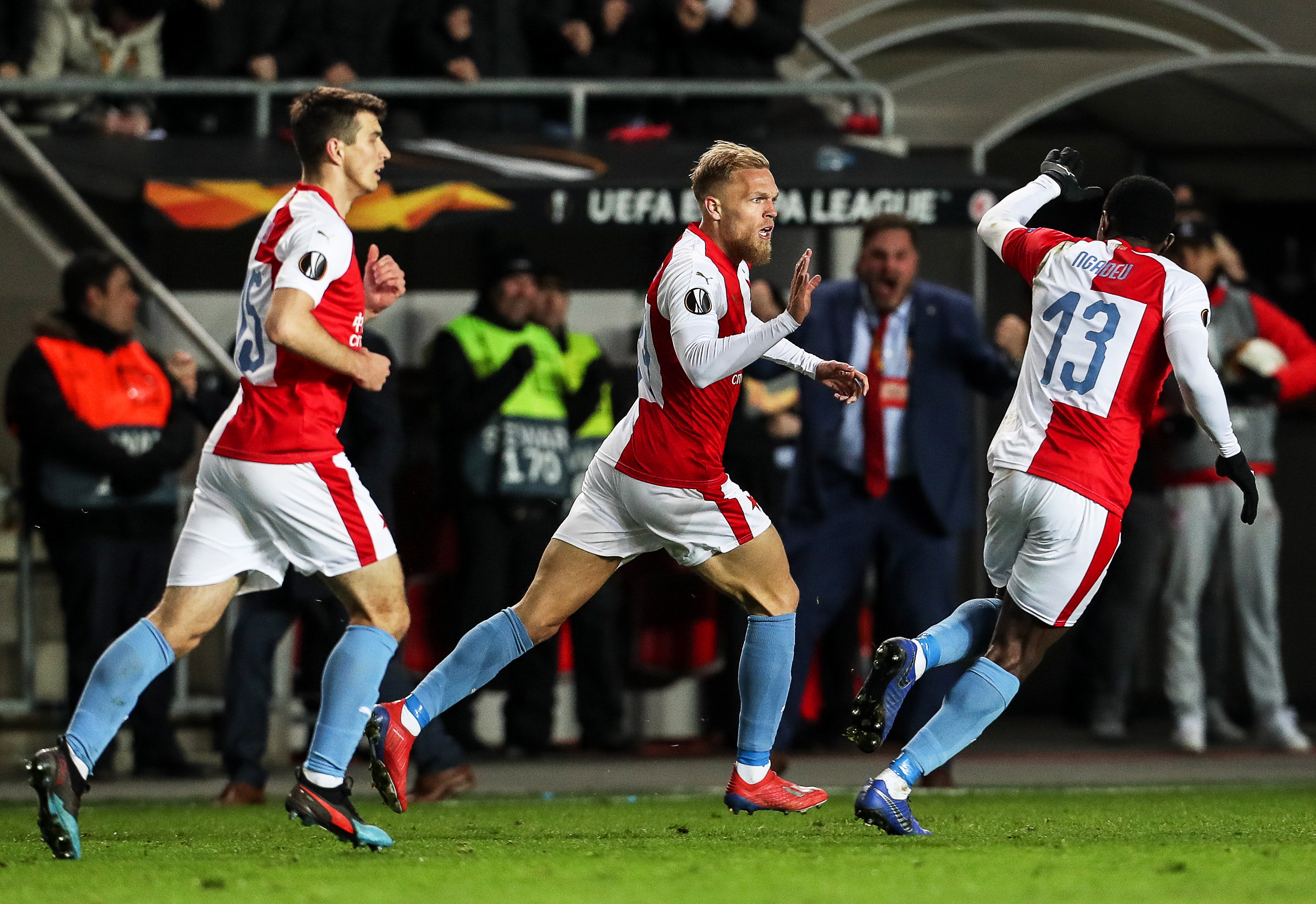 关于勇气与实力：塞维利亚晋级八强的信息