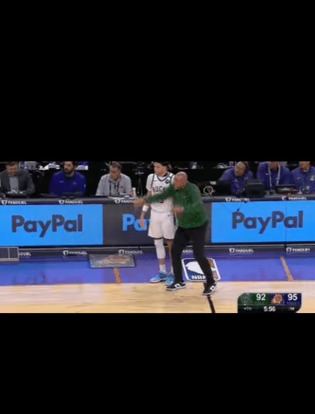 开云下载-雄鹿主场惨败马刺，遭遇两连败