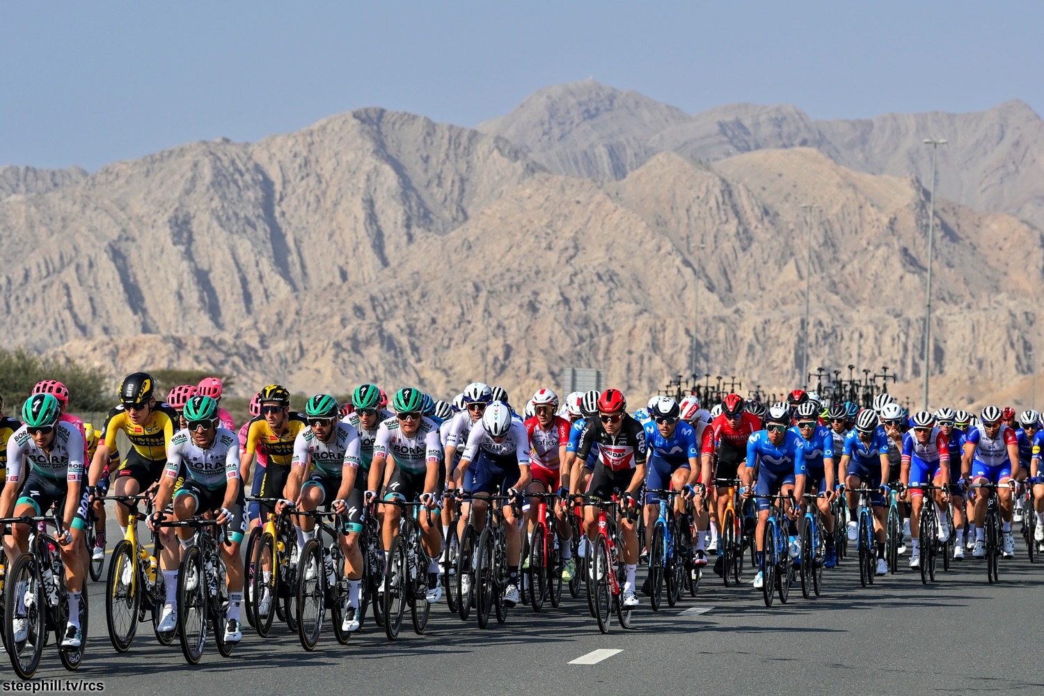 迪拜举行乒乓球比赛，勇士表现惊险的简单介绍