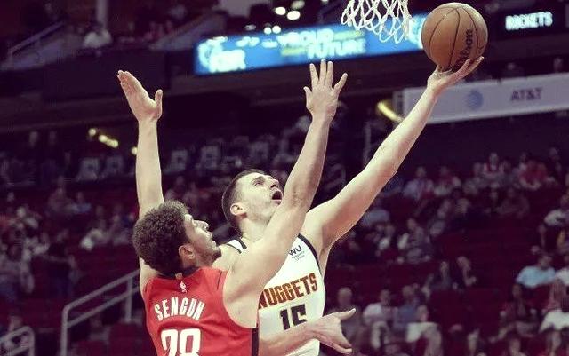 火箭迎来一场不可思议的排球对决 火箭迎来一场不可思议的排球对决