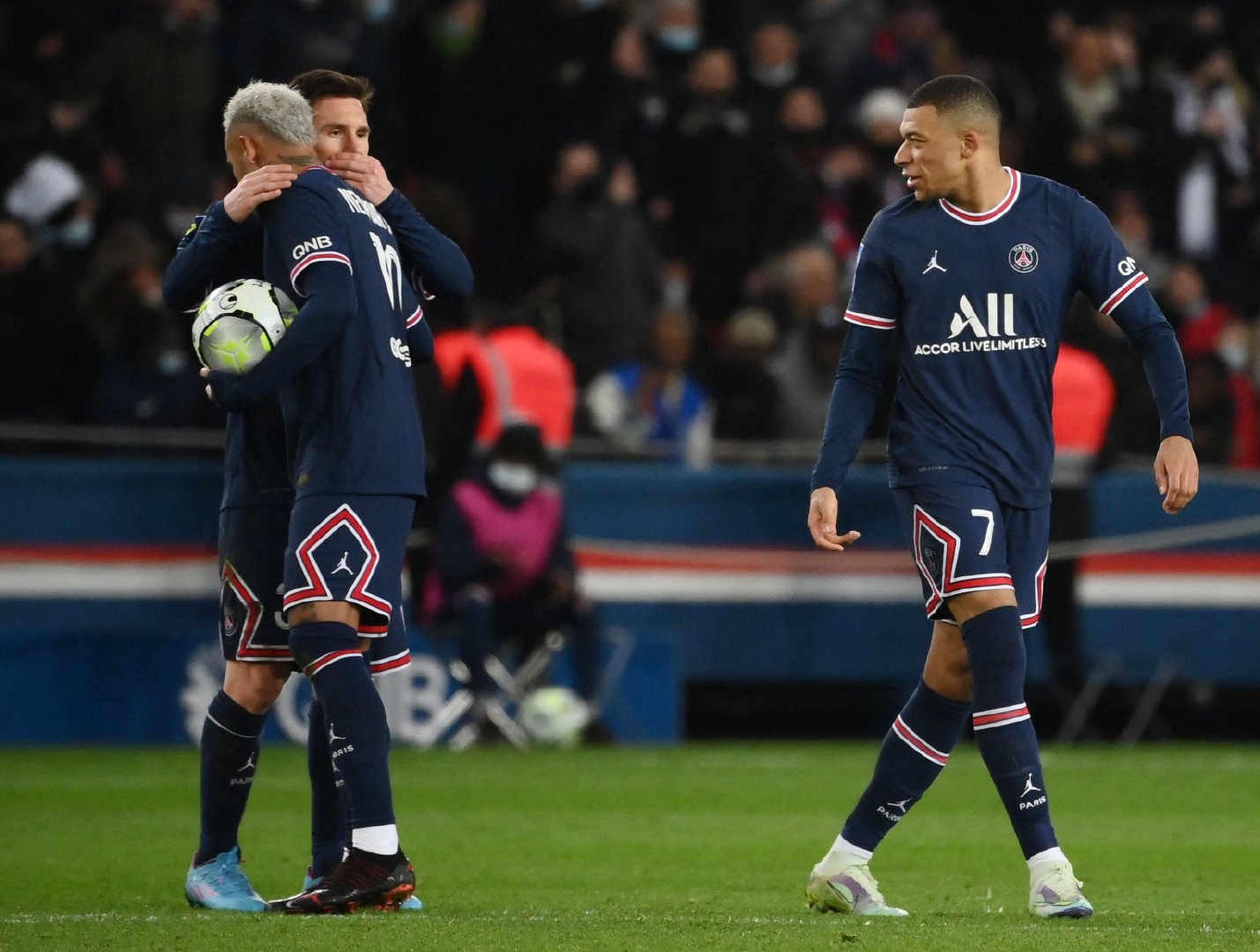 包含圣埃蒂安球员发挥亮眼，帮助球队获胜的词条