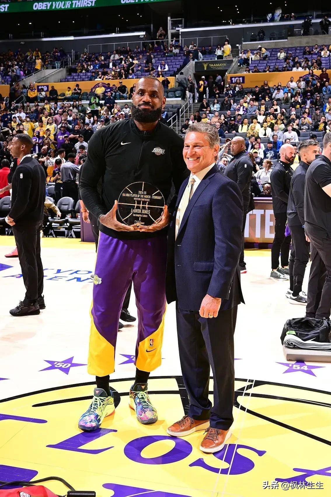 包含詹皇领跑领袖投票,成为最佳球员候选人的词条 包含詹皇领跑领袖投票,成为最佳球员候选人的词条