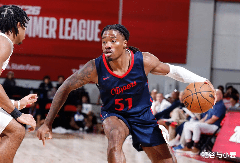 新秀球员表现出众，获得球迷支持