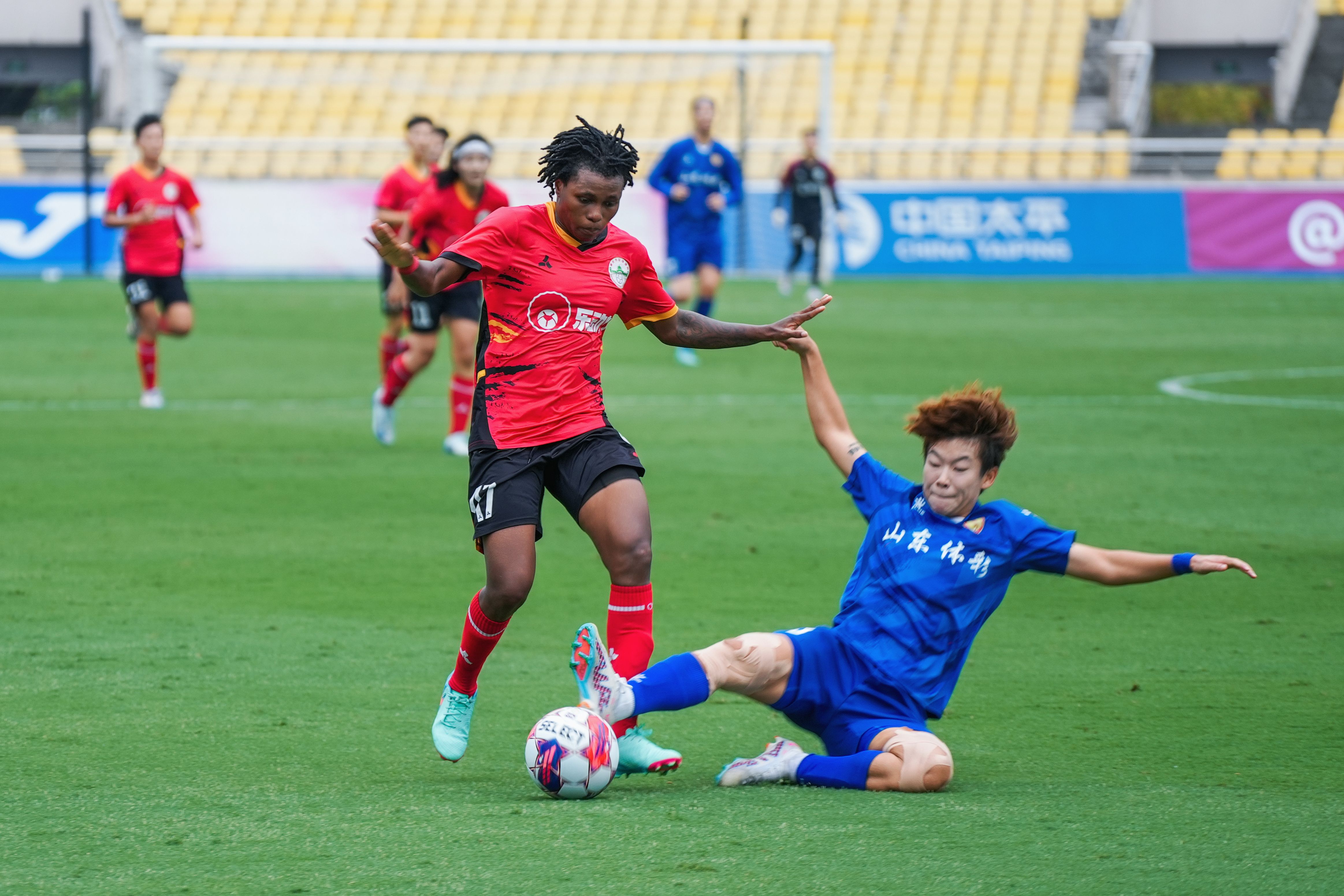 开云体育下载-国内女足职业联赛崭露头角，球场激烈