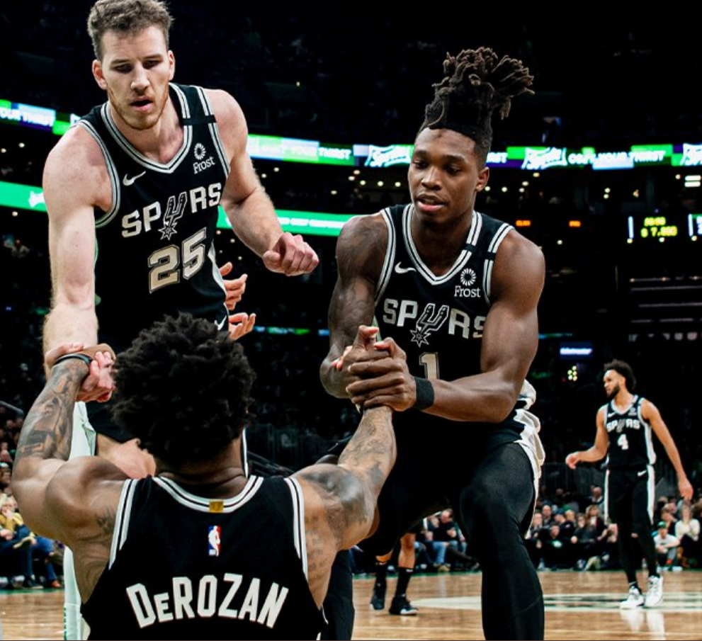 凯尔特人横扫山东队，德罗赞扛起全队